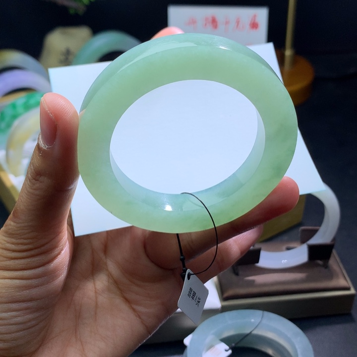 未镶嵌葡萄绿翡翠手镯定制翡翠