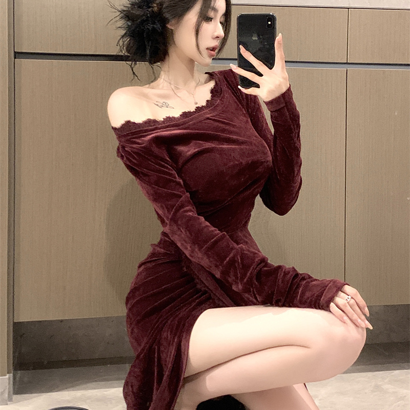 秋冬新款新中式国风复古氛围感开叉金丝绒蕾丝斜肩气质连衣裙女