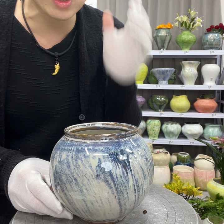 花盆里放了几颗小草莓给你小心