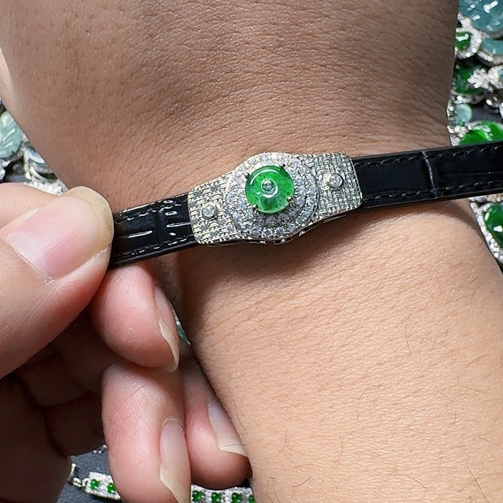 翡翠颈饰未镶嵌天然A货翡翠放漏