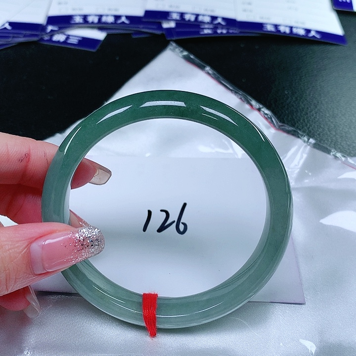 翡翠手镯未镶嵌翡翠手镯未镶嵌