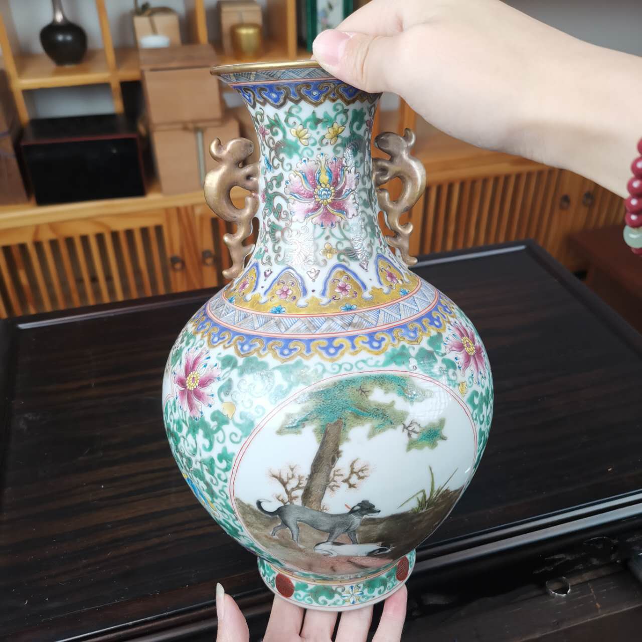 一件画工精美的瓷瓶
