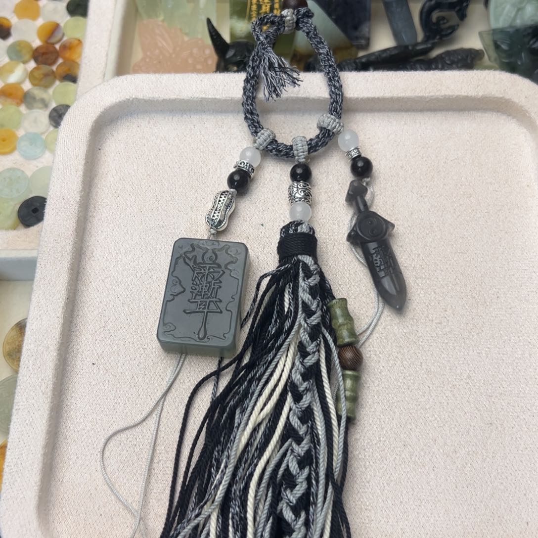 蛇纹石玉颈饰合金