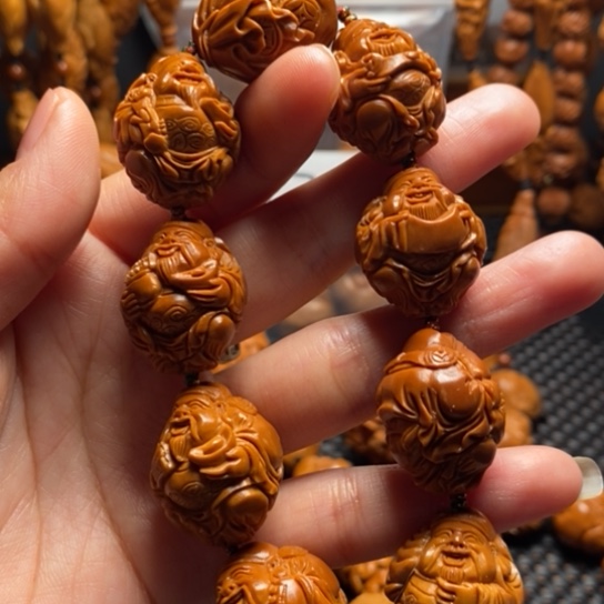 橄榄核吊坠八方财神