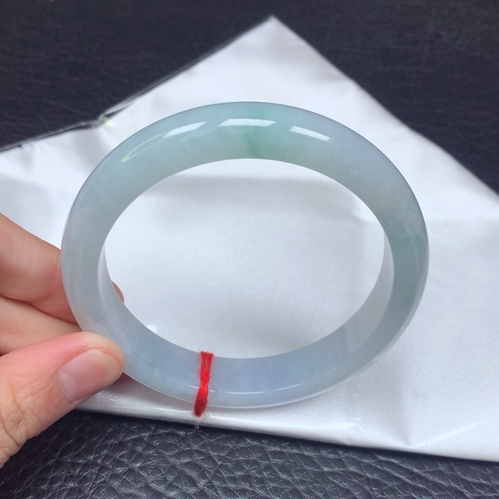 翡翠手镯未镶嵌61-62。