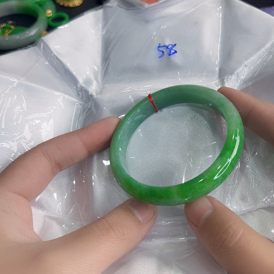 翡翠手镯未镶嵌多样性