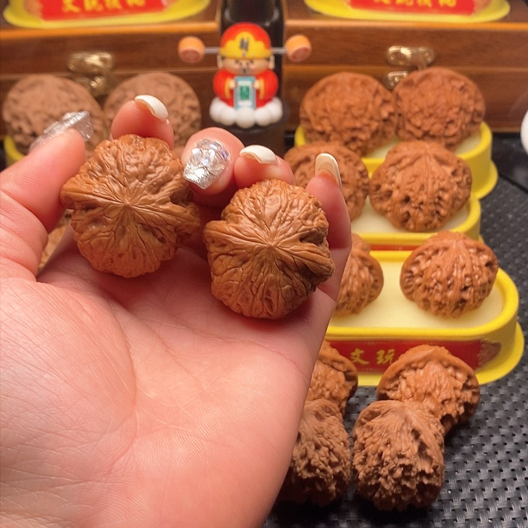 桃核把件37铁锤妹妹。       