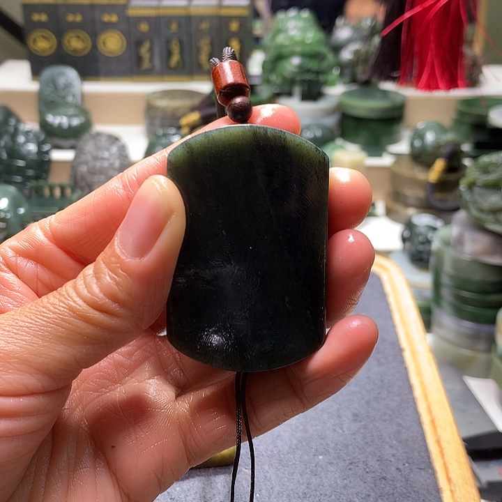 陈***生和田玉未镶嵌珠宝半成品