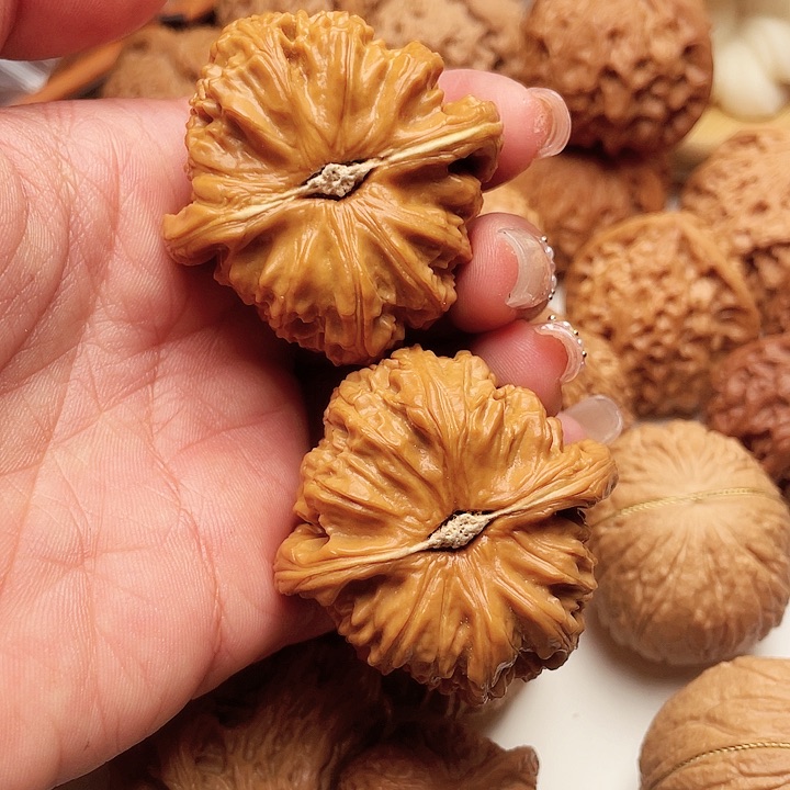 文玩核桃吊坠三角白