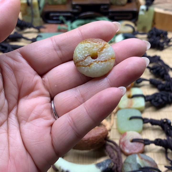 蛇纹石玉颈饰未镶嵌