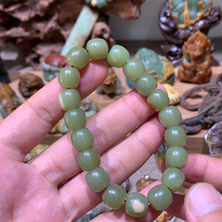 未镶嵌岫岩河磨玉（透闪石质玉）把件
