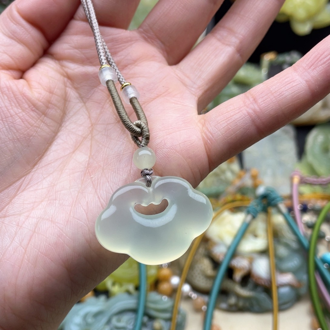 蛇纹石玉颈饰未镶嵌