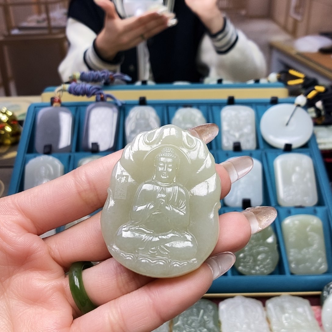 和田玉颈饰未镶嵌过****天