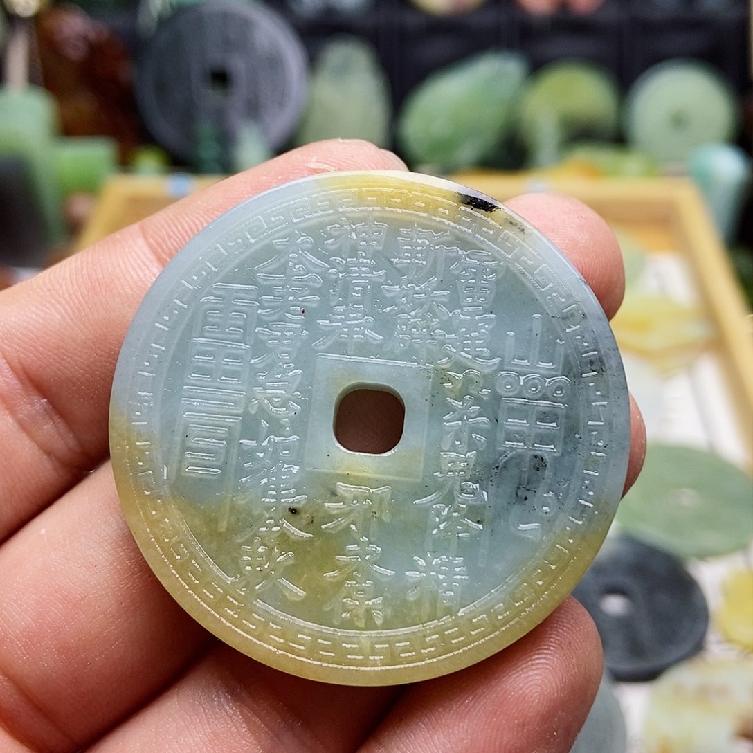 蛇纹石玉挂件未镶嵌