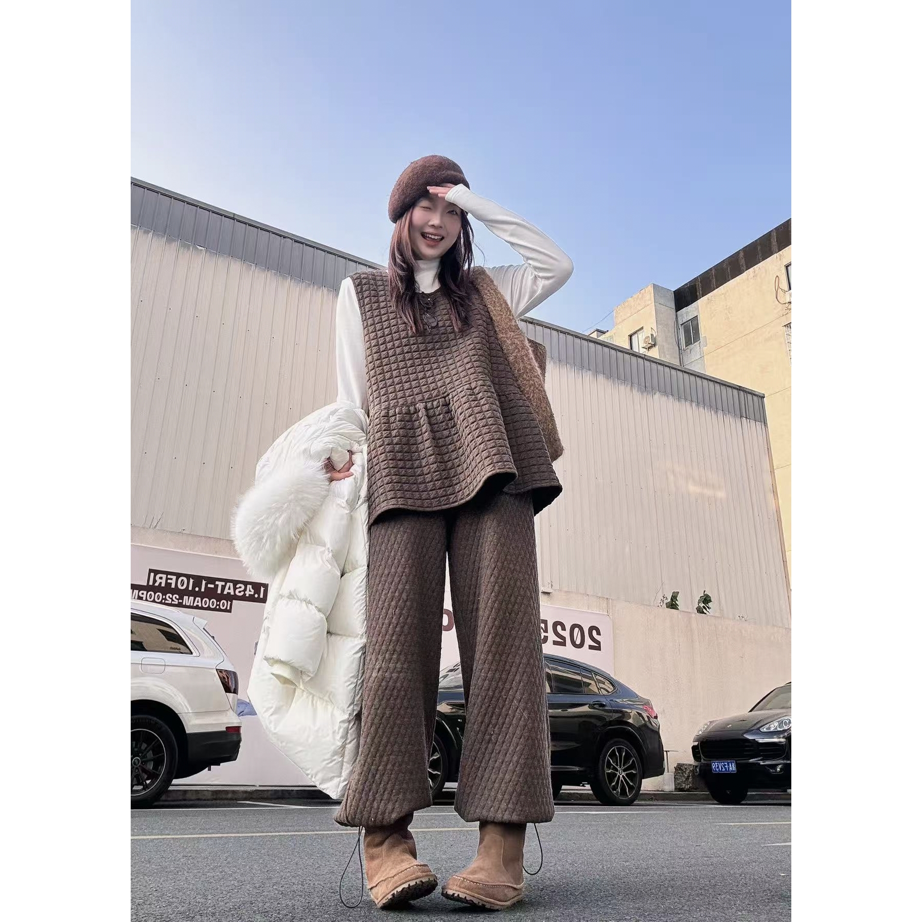 晶咕【枫糖栗子】纯色半高领上衣+下摆荷叶边马甲+裤脚猪鼻扣束脚裤