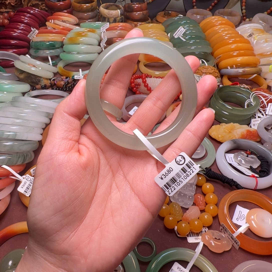 小***子石英岩玉未镶嵌手镯