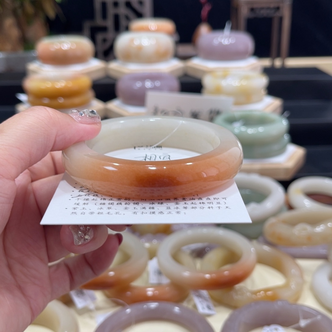 石英质玉手镯未镶嵌?**宜