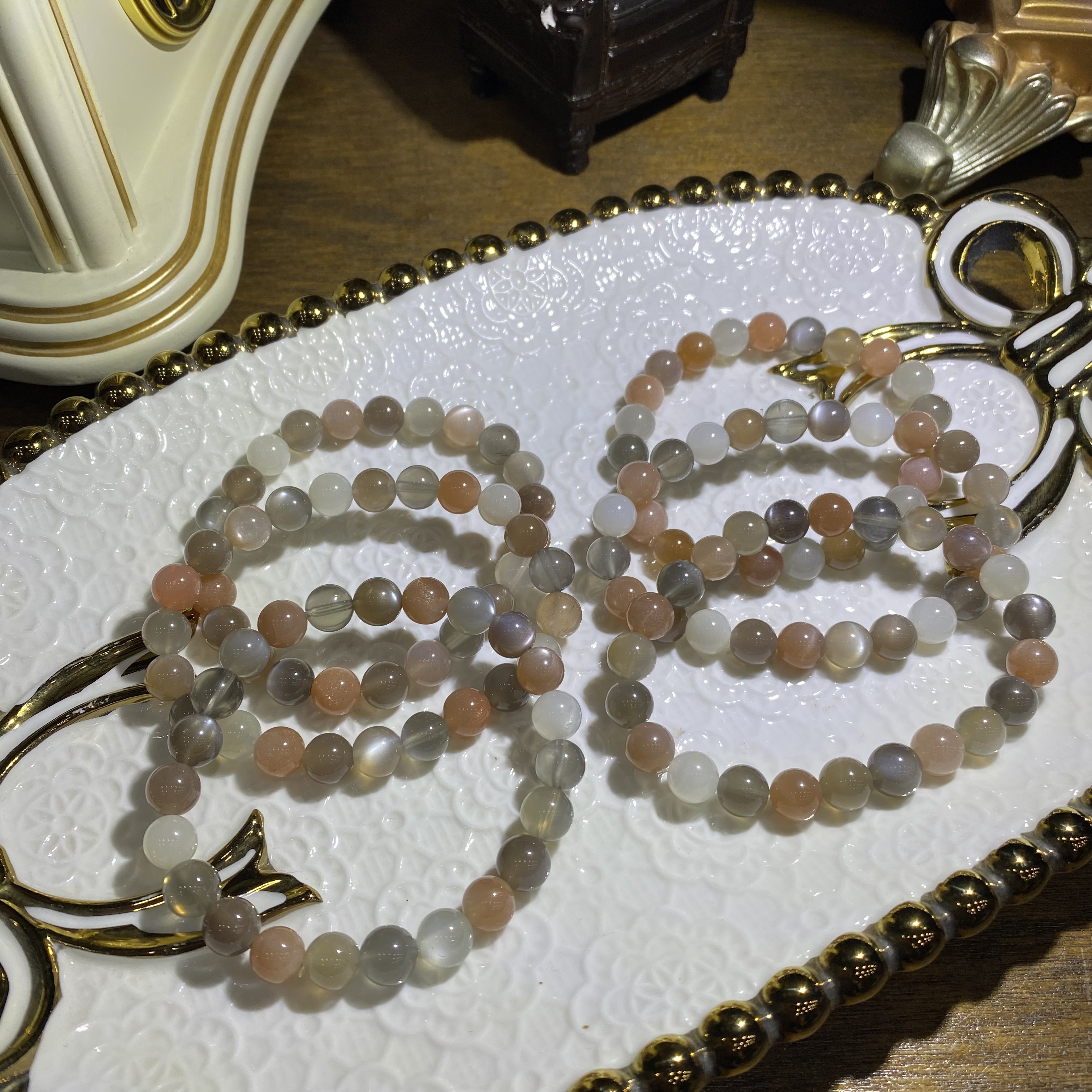 D692-天然老矿料彩月光石手串单圈-多样性发其一