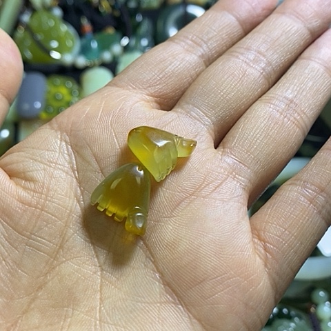 岫玉未镶嵌耳环一对