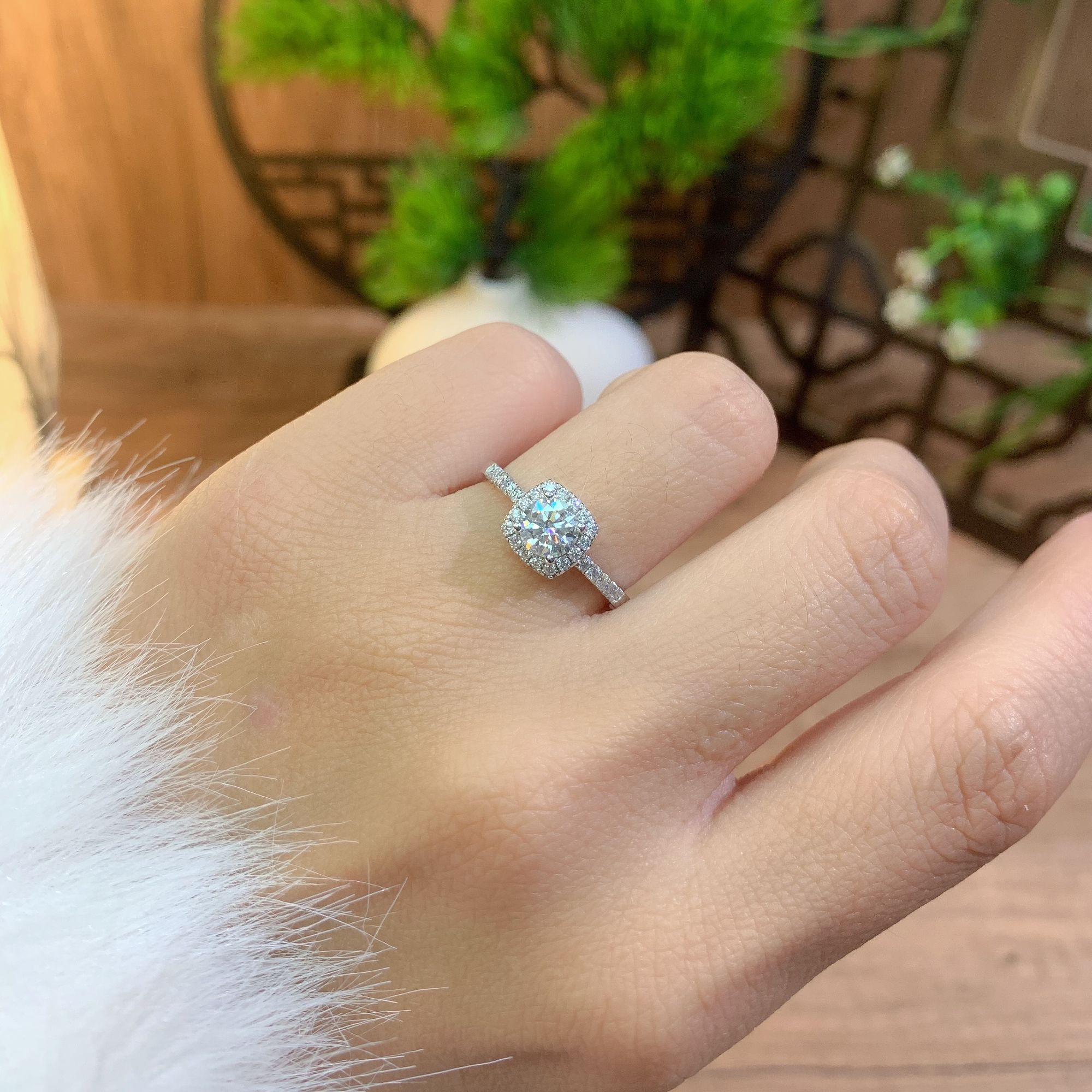 铂金戒指女款pt950铂金莫桑钻闭口公主方糖戒求婚戒指送女友礼物