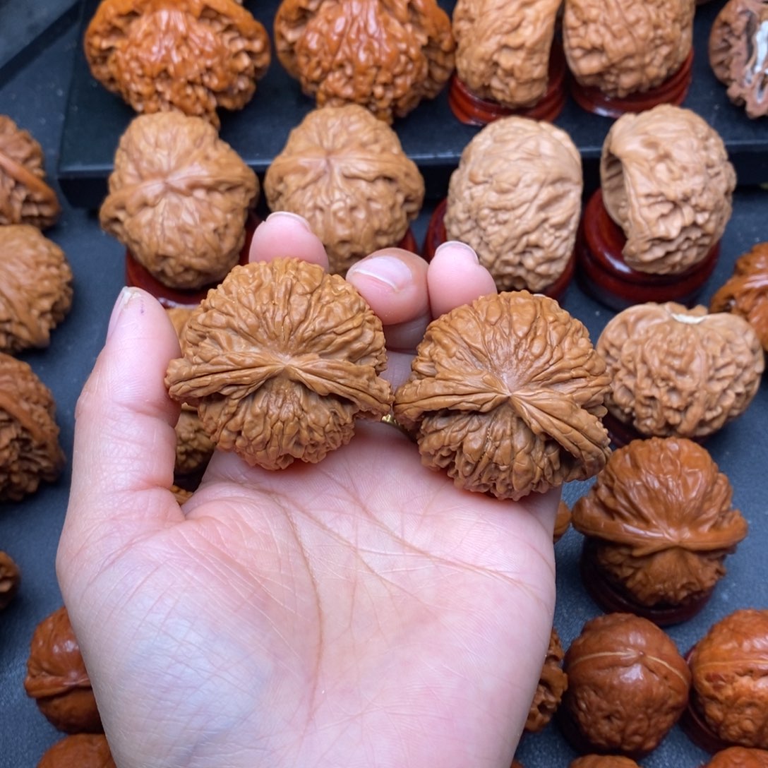 杨***）文玩核桃把件白狮子