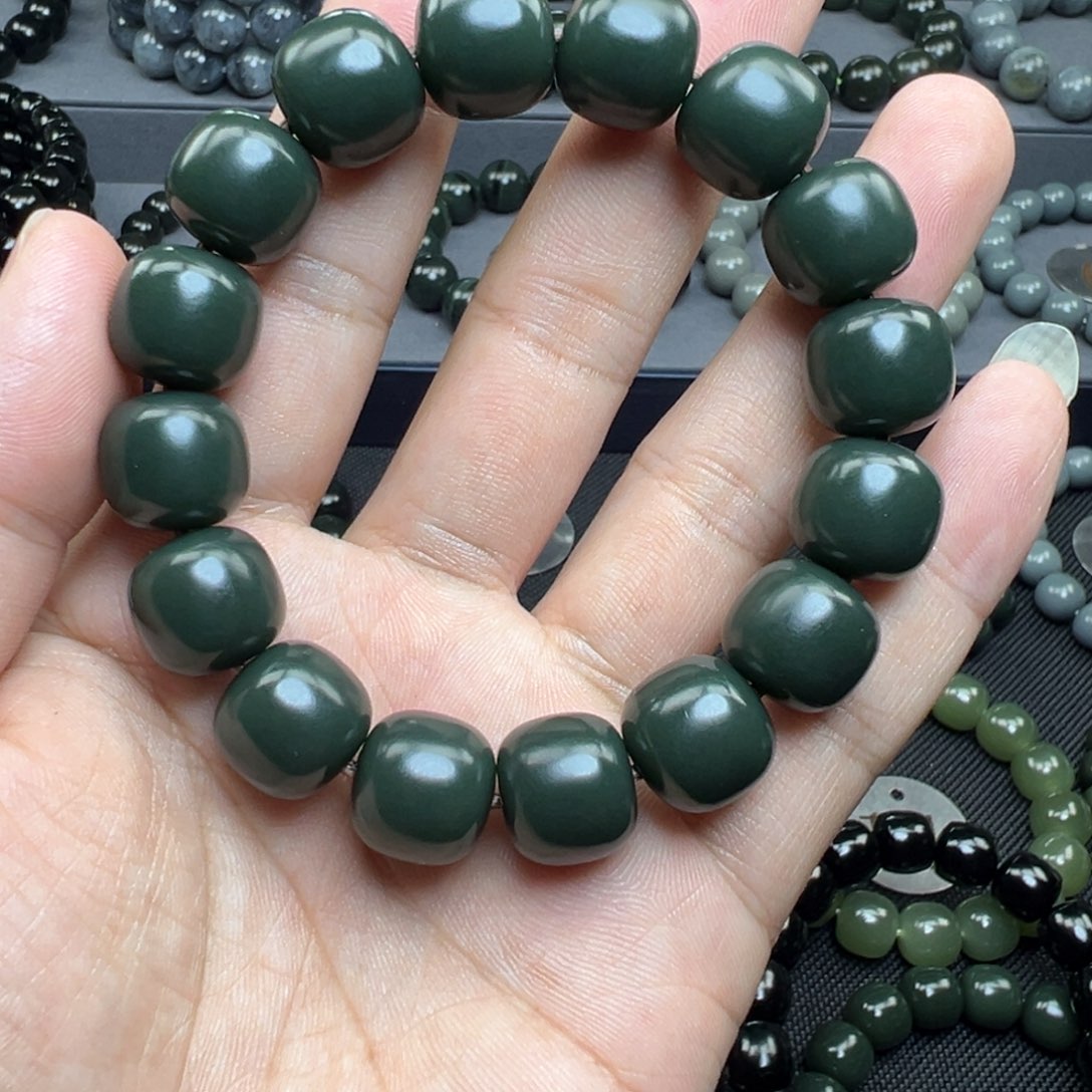 摆***翁和田玉未镶嵌手链