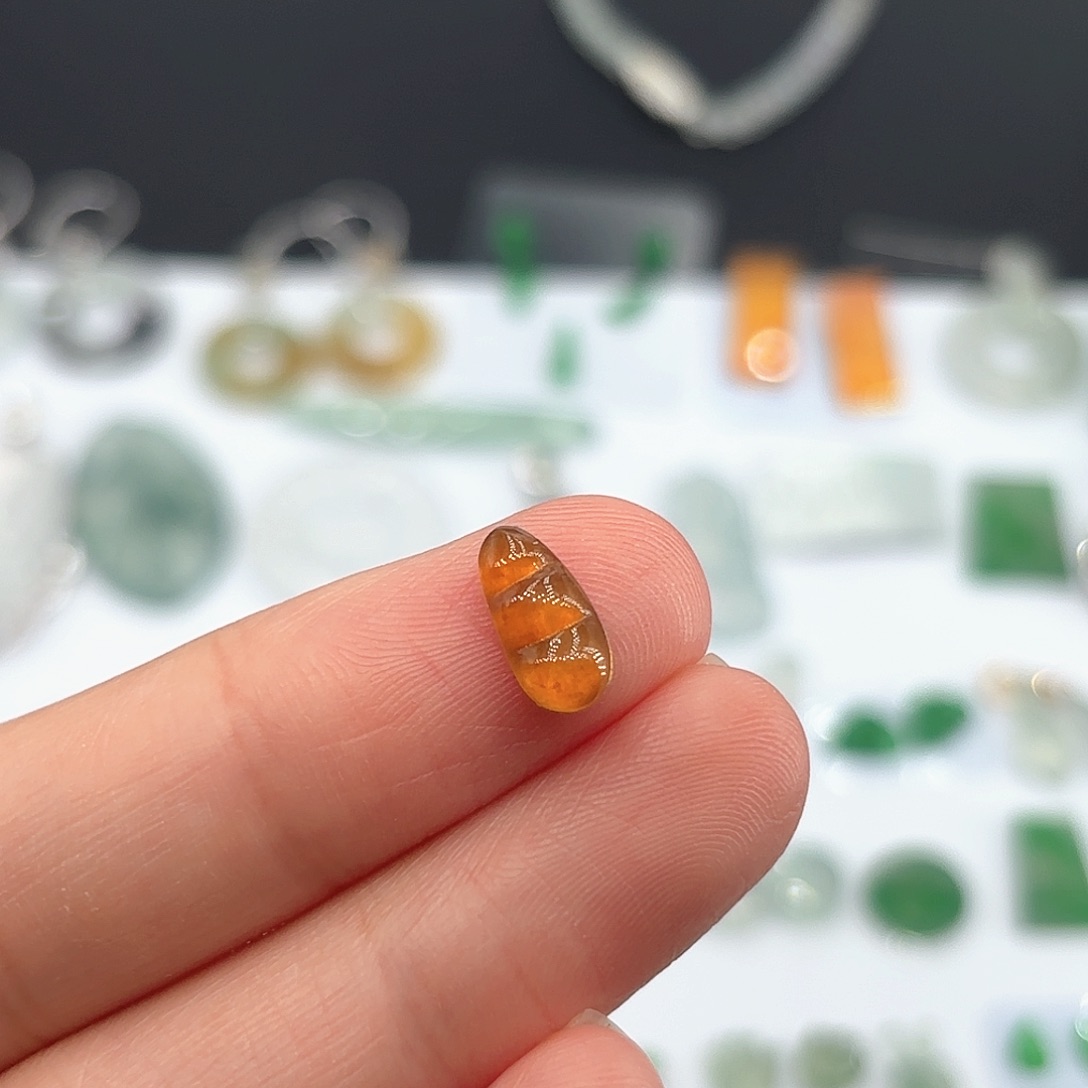 翡翠未镶嵌颈饰福豆