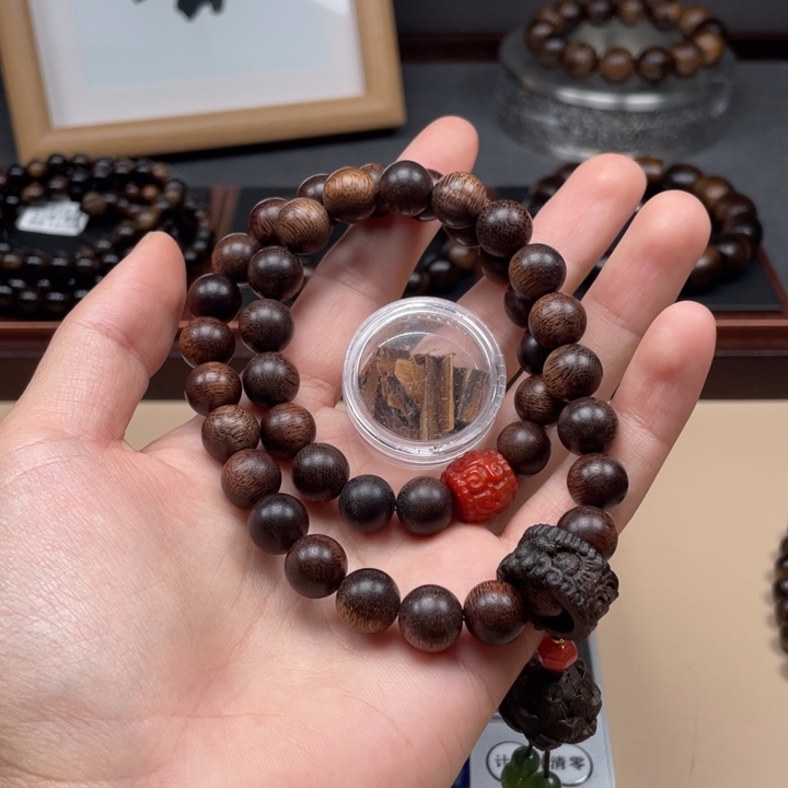 曹***春沉香碎屑沉香➕越南富森红土玉化瘤疤1.0