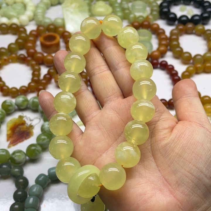 蛇纹石玉手持未镶嵌