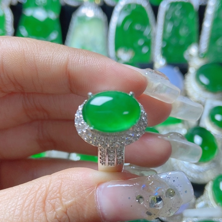 翡翠颈饰未镶嵌         