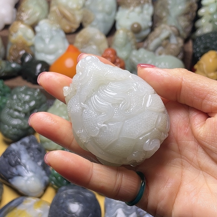 大***在和田玉未镶嵌颈饰