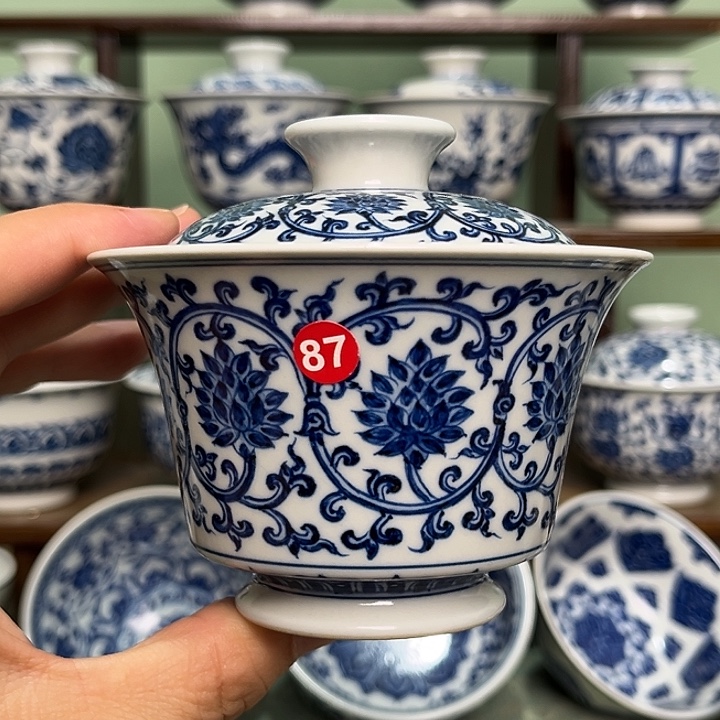 微瑕双勾线内外满工缠枝莲马蹄盖碗