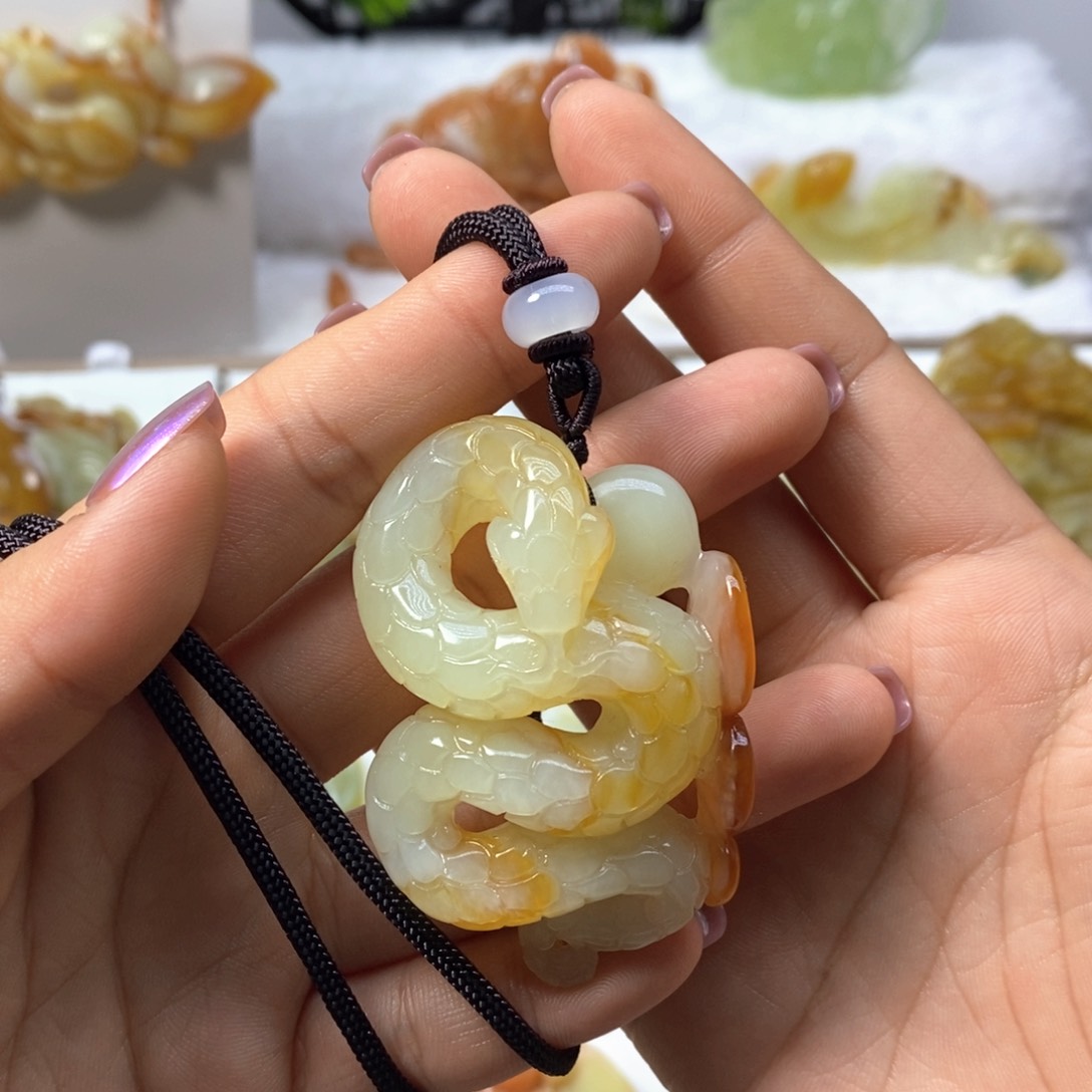 蛇纹石玉颈饰未镶嵌珊**我