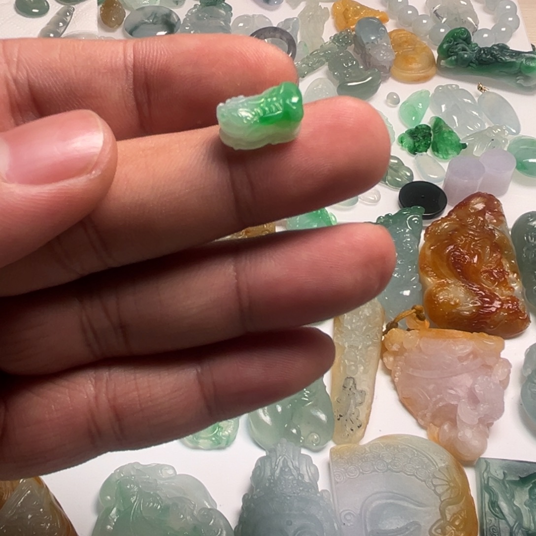 ℡****翡翠未镶嵌颈饰天然翡翠