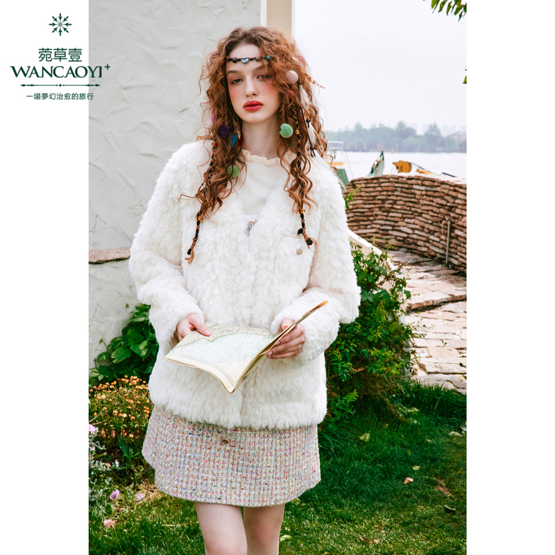 菀壹2025冬季新款气质长袖白色短款毛绒加厚秋冬短外套W16631351