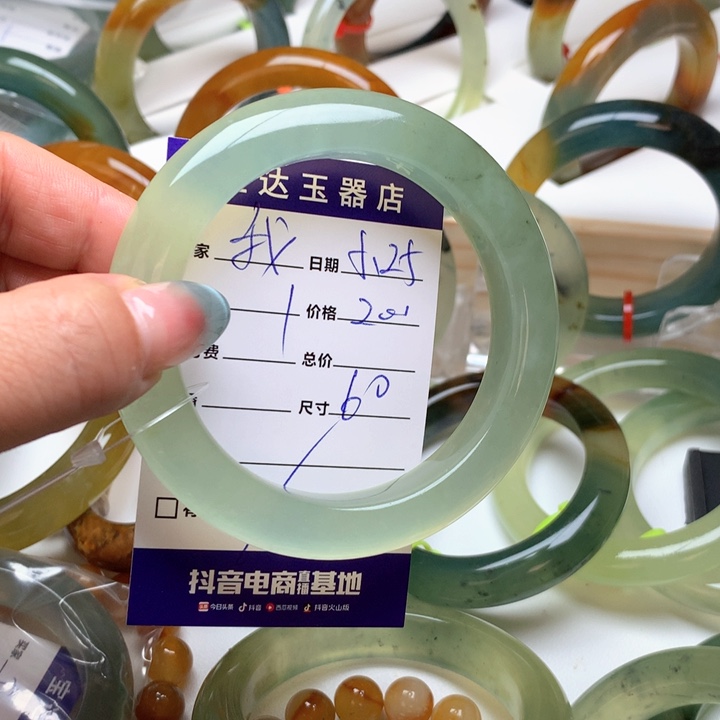 岫玉未镶嵌手镯我****?