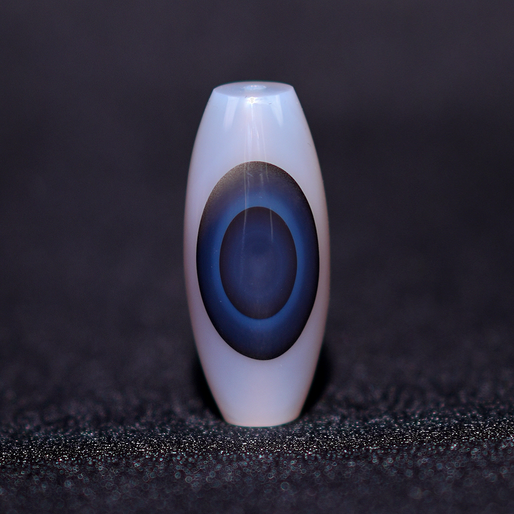 精品高透玉化料蓝沁正圆眼缠丝玛瑙