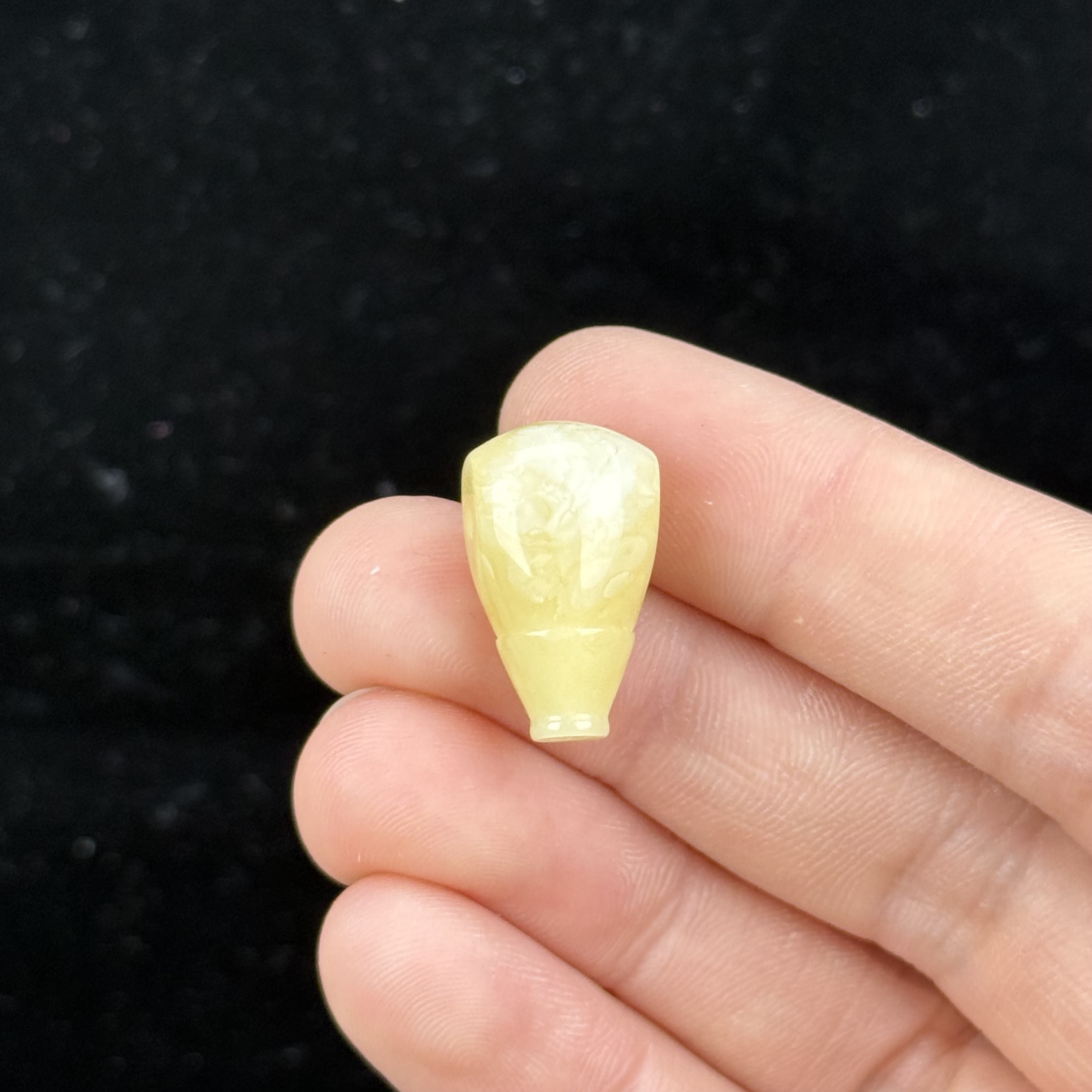 Z1097天然蜜蜡俄料白花三通11.5*19.6mm 1.41克