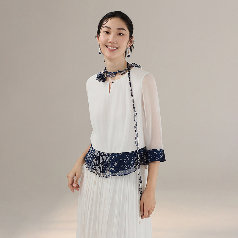 生活在左印花真丝衫复古蓝印花纹优雅百搭2025秋季新款长袖上衣女
