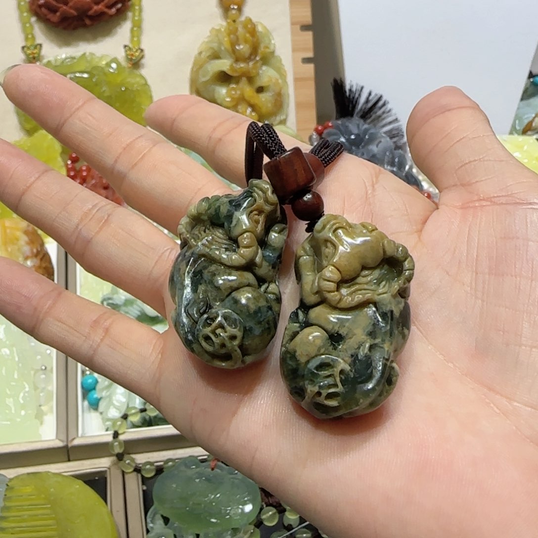 未镶嵌蛇纹石玉吊坠
