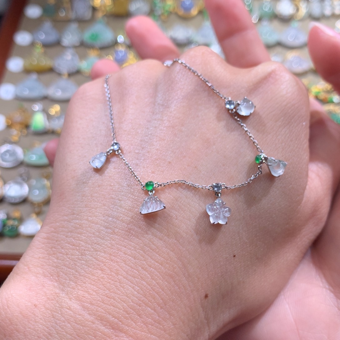 薯***盐翡翠18K金镶嵌颈饰翡翠