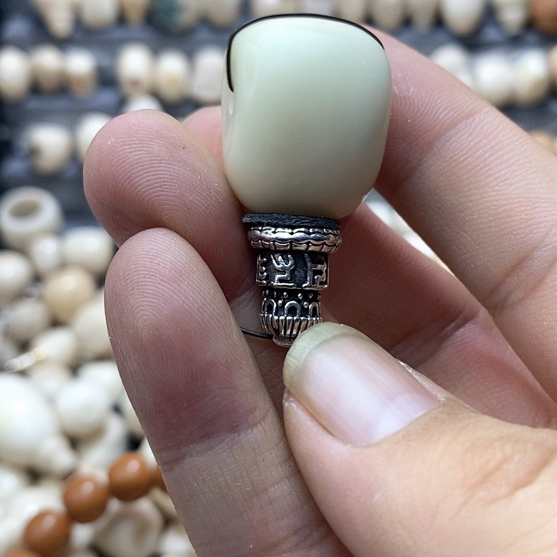 ಇ****吊坠菩提根/象牙果