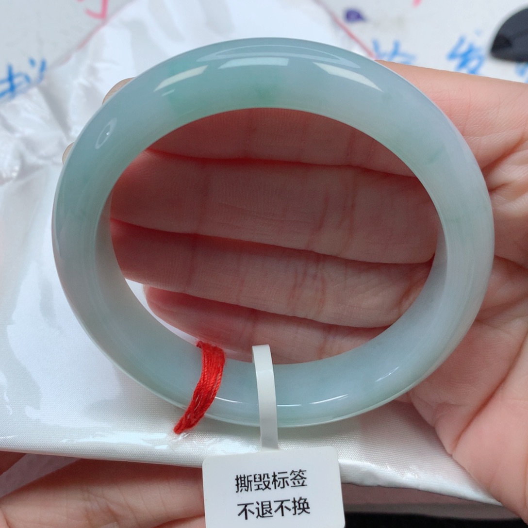 翡翠手镯未镶嵌56圈 细腻无纹裂