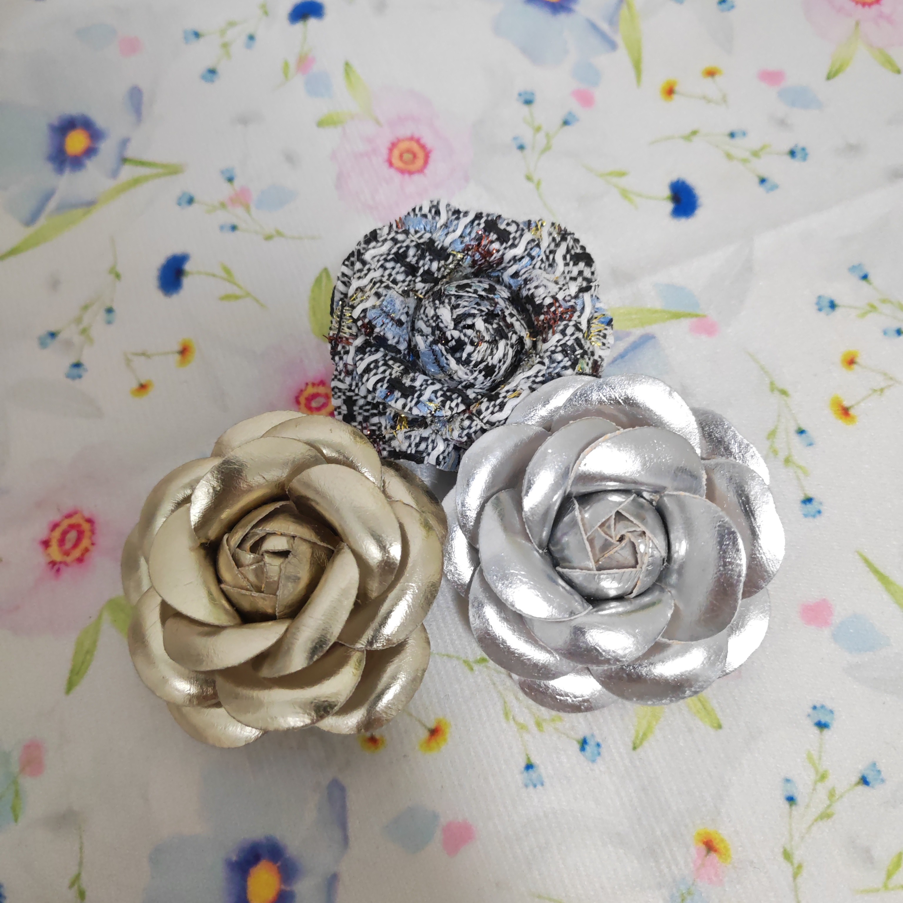 铁合金皮质胸针 山茶花胸针法式小香风花朵别针优雅皮质胸花