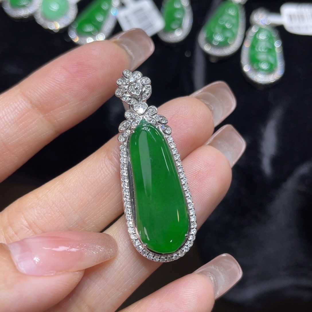 翡翠颈饰18K金镶嵌天然缅甸翡翠