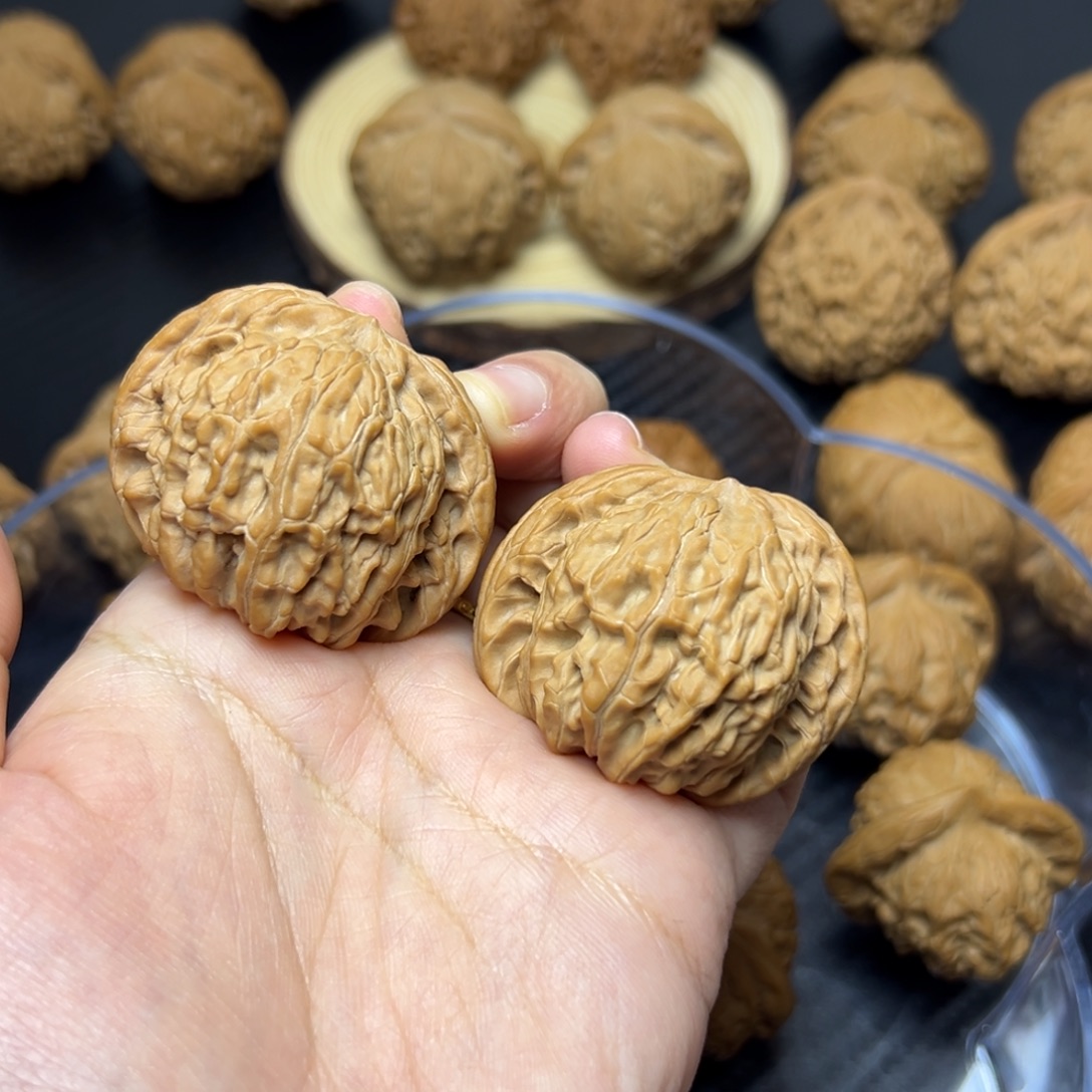 文玩核桃吊坠山地磨红皮42+全品