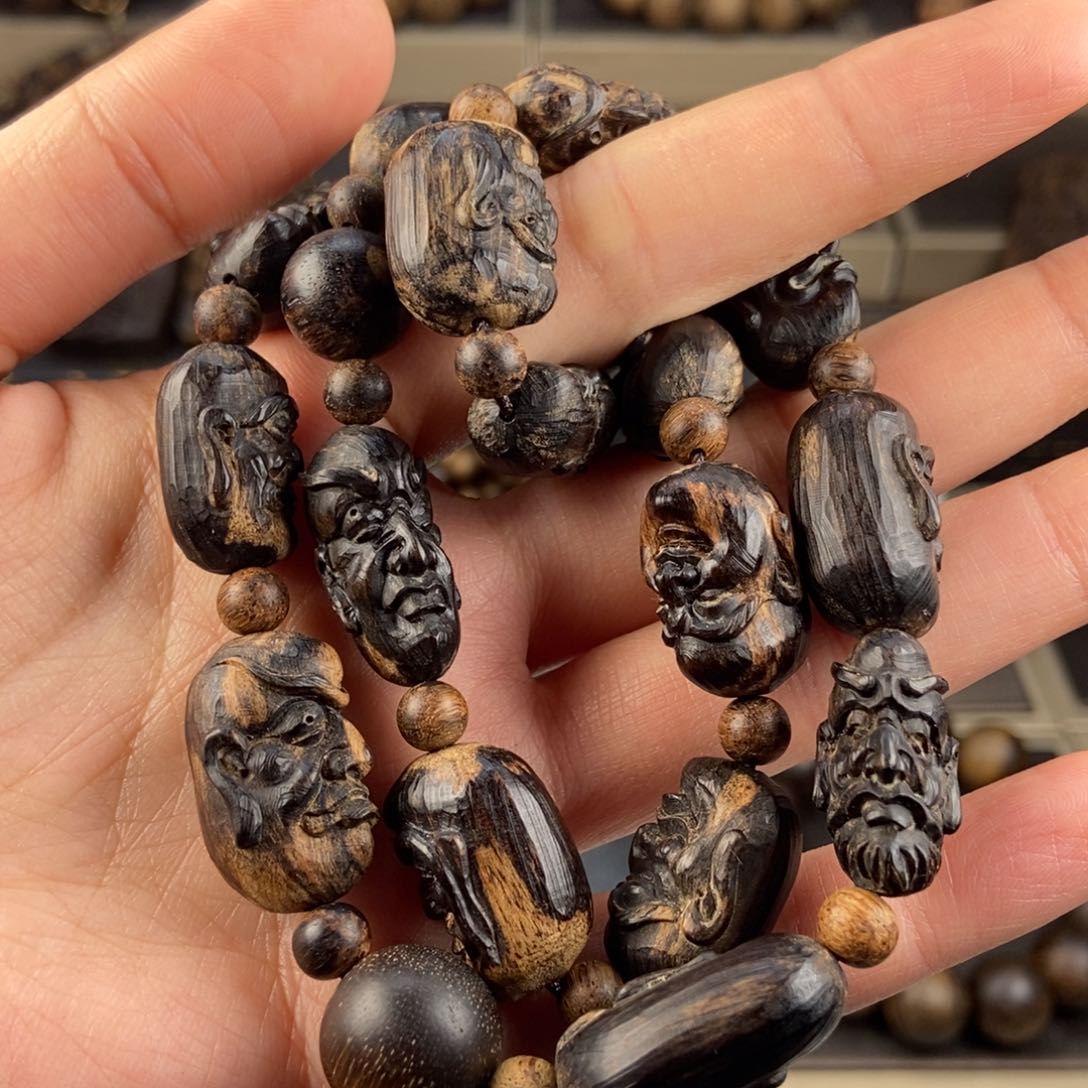 沉香木手把件上****宾达拉干沉香