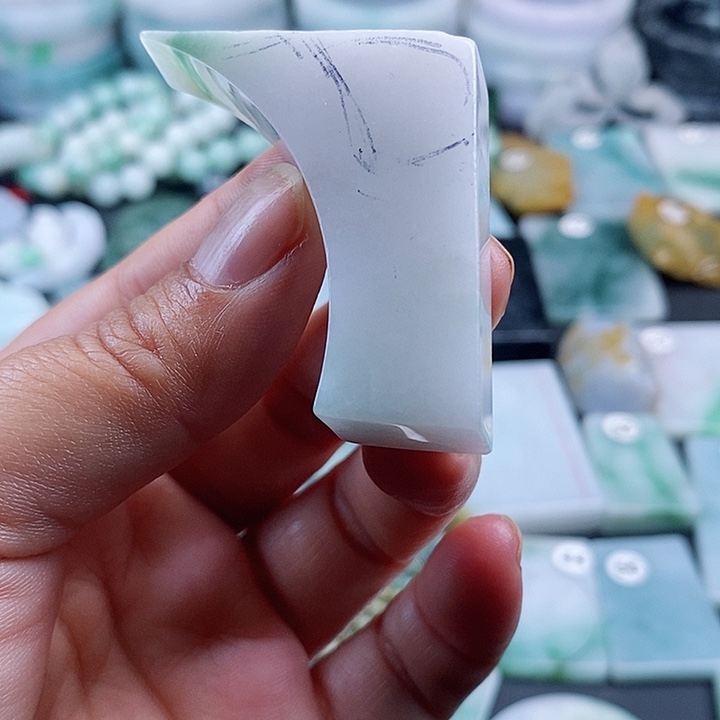 翡翠挂件未镶嵌翡翠的