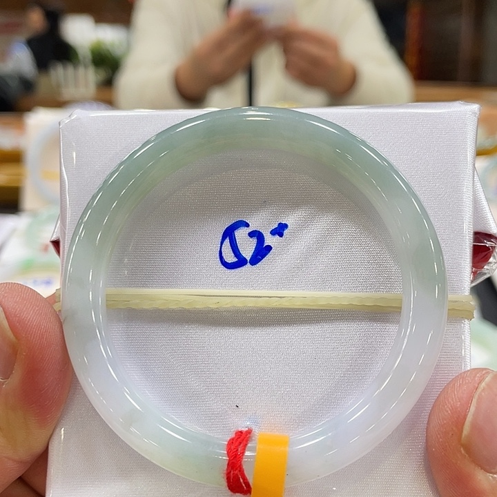 翡翠手镯未镶嵌翡翠