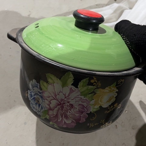 微瑕，明火，口径18高11有贴花，拖釉